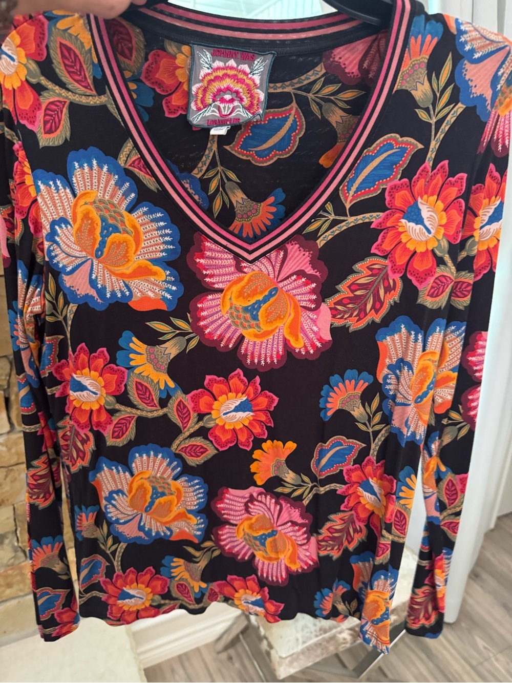 Johnny Was NWOT Vneck Long Sleeve V-Neck Floral Top with Pink, Orange & Blu